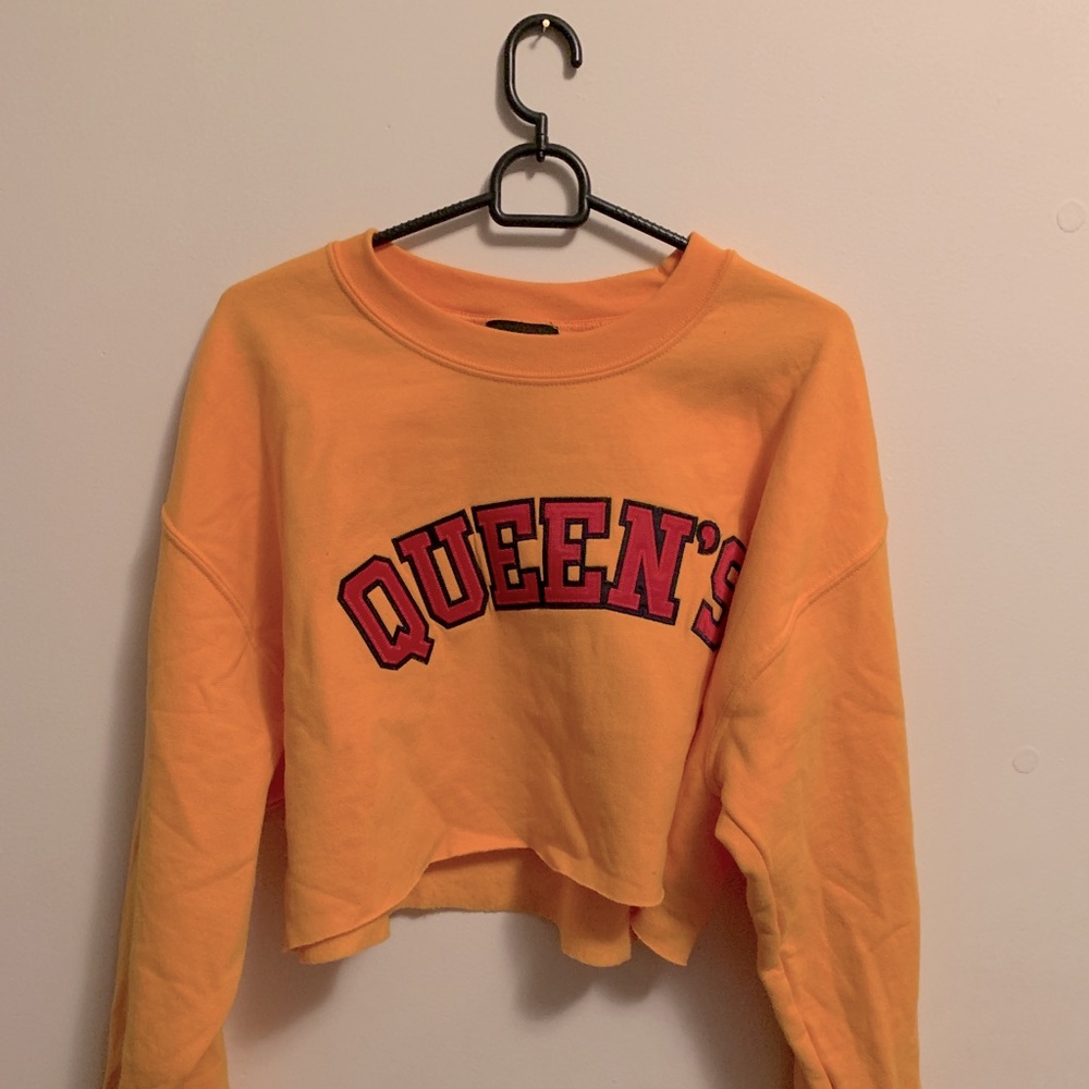 Queen’s Hoodie Cropped